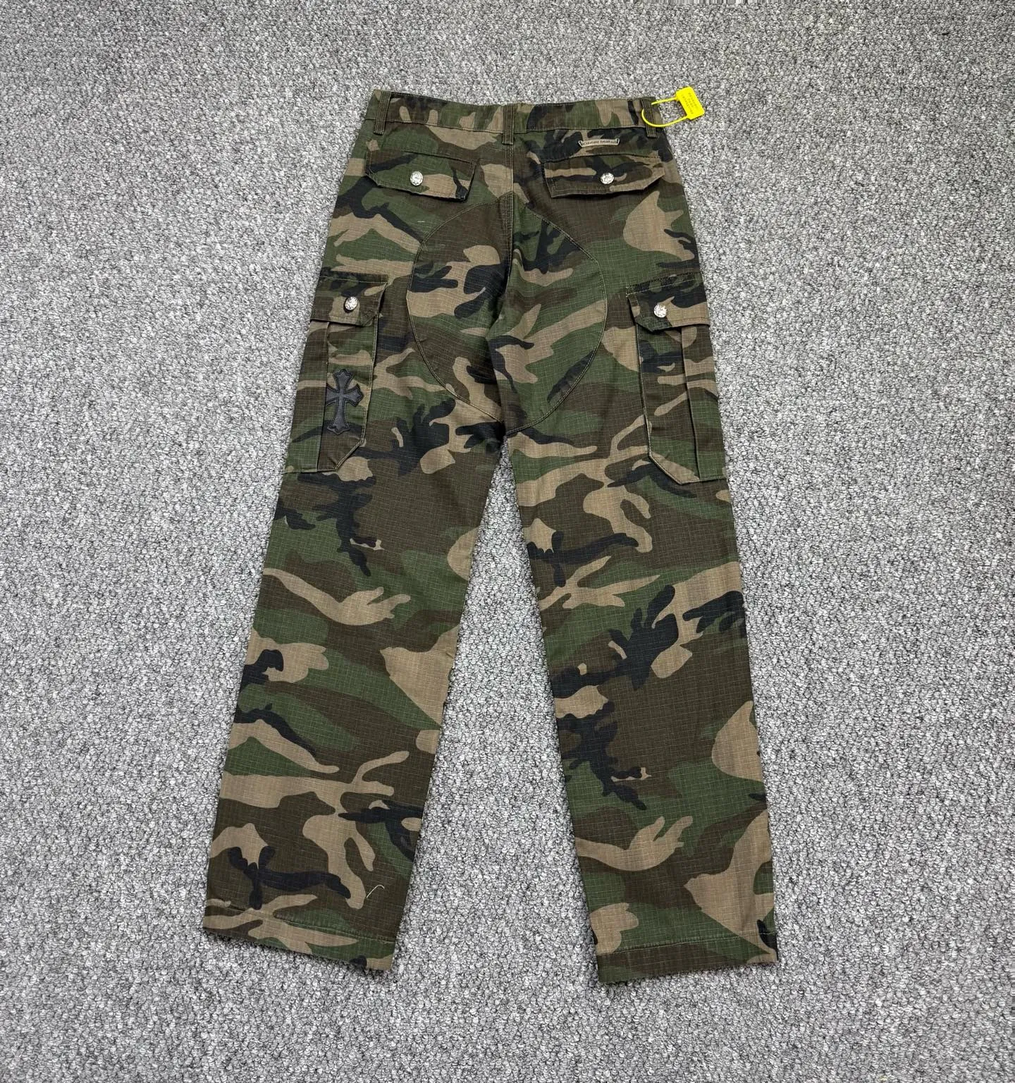 P260 Style number: H855 Chrome Hearts & Chrome Hearts new silver camouflage three-dimensional pocket overalls, original customized fabric, the same high-end simple and loose version as the Internet celebrity star, with multiple embroidered letter LOGO designs, very high-end and stylish! The fabric feels very comfortable, a super versatile and good-looking overalls Size: 28-30-32-34-36 Color: Camouflage
